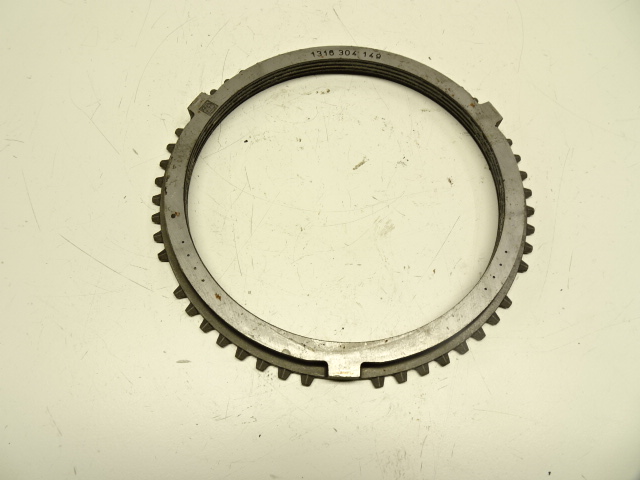 Synchronizer ring, gearbox