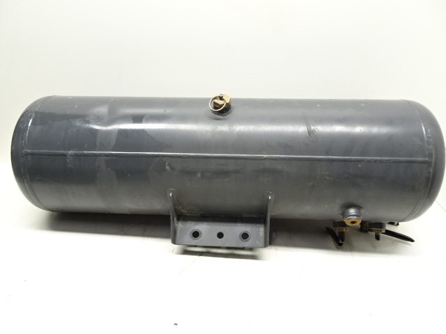 Air reservoir with attachments 36l