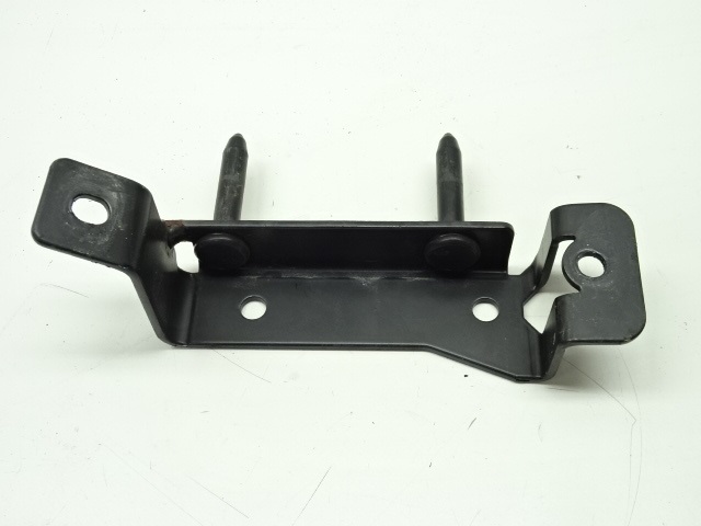 Bracket, side air deflector right