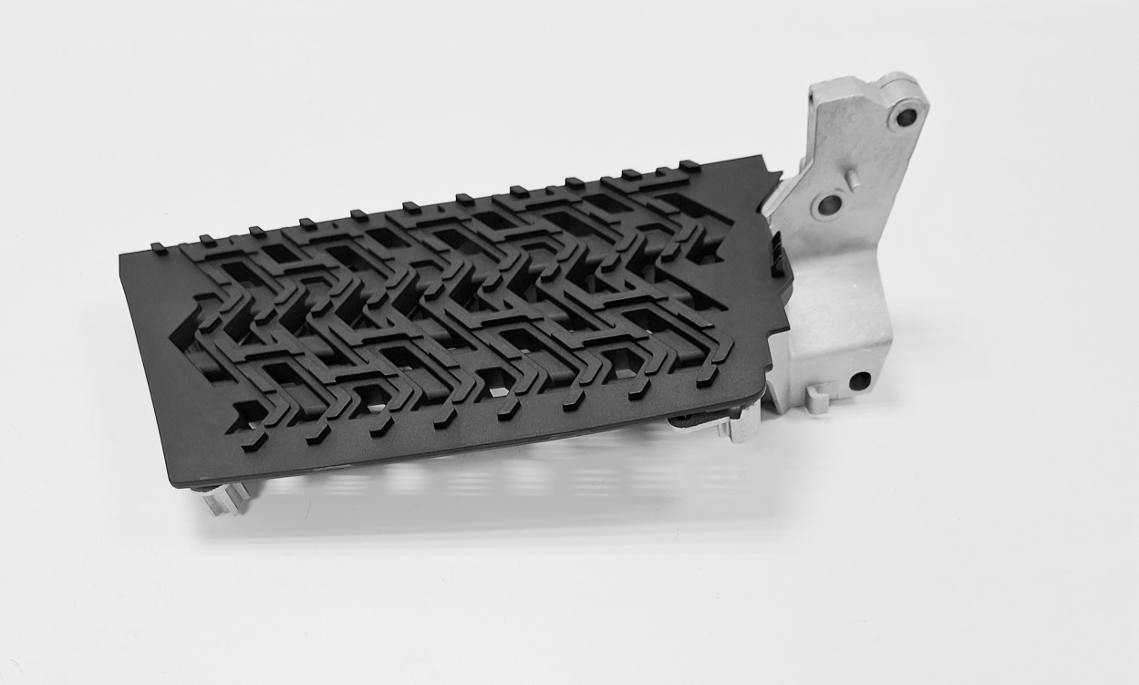 Step plate, boarding step unit